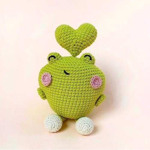 Crochet Frog With Heart Amigurumi Pattern