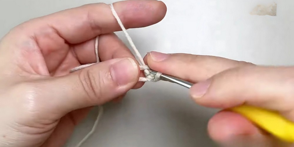 Crochet Cat Keychain step 1