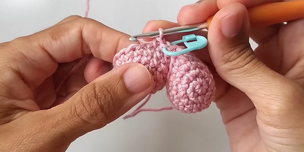 crochet heart keychain step 1