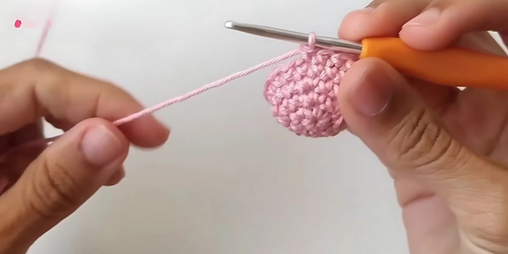 crochet heart keychain step 2