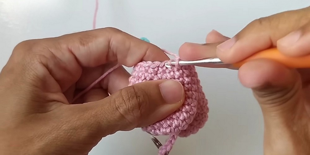 crochet heart keychain step 4