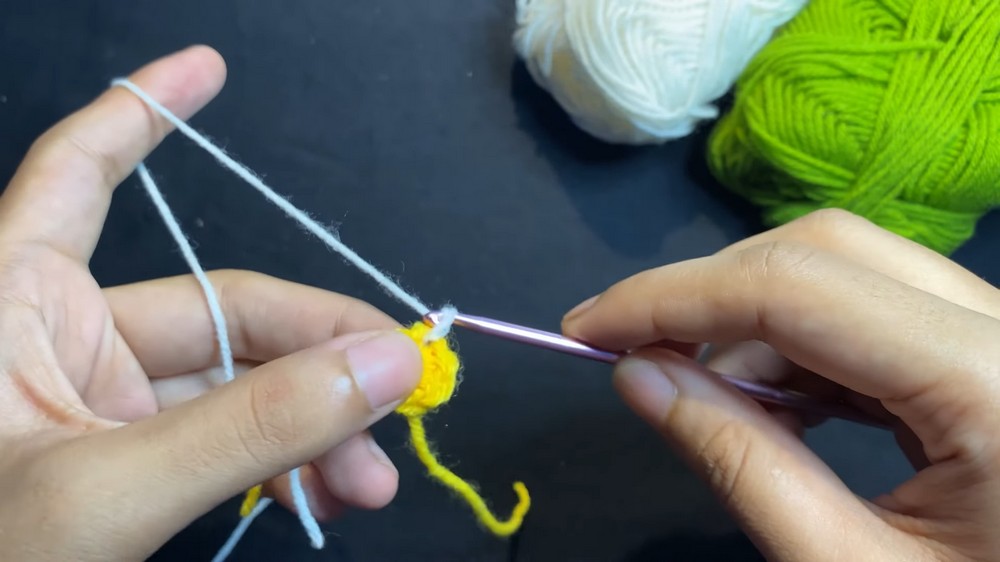 Beginner-Friendly Crochet Daisy Bookmark Pattern step 2
