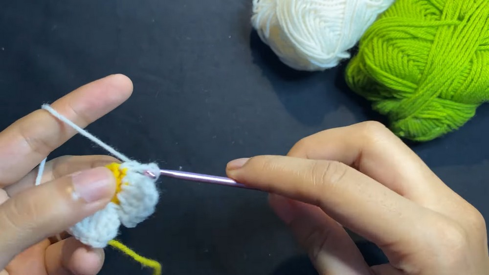 Beginner-Friendly Crochet Daisy Bookmark Pattern step 3