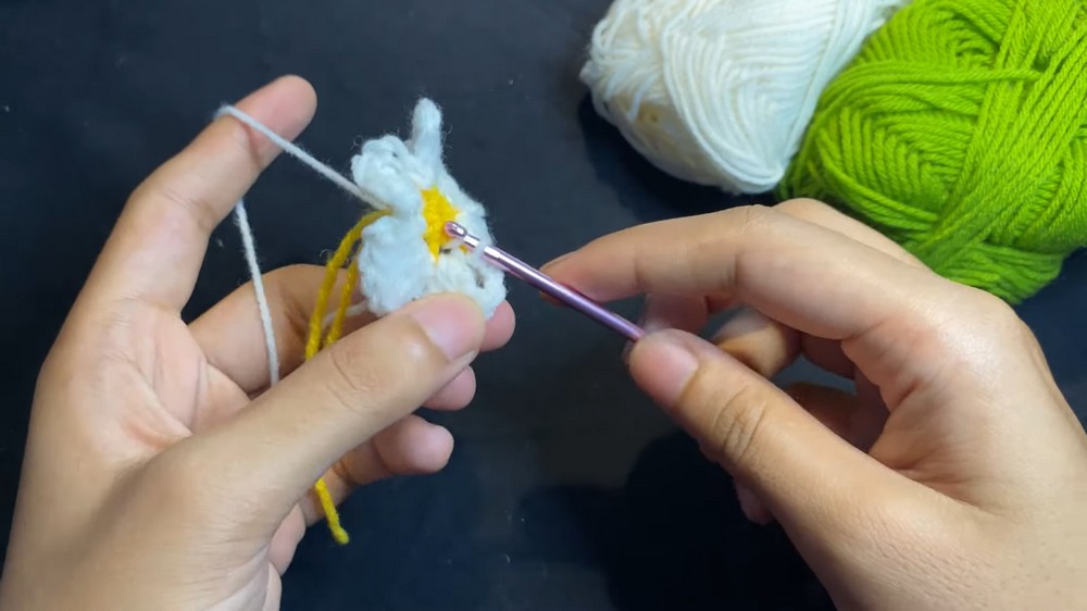 Beginner-Friendly Crochet Daisy Bookmark Pattern step 4