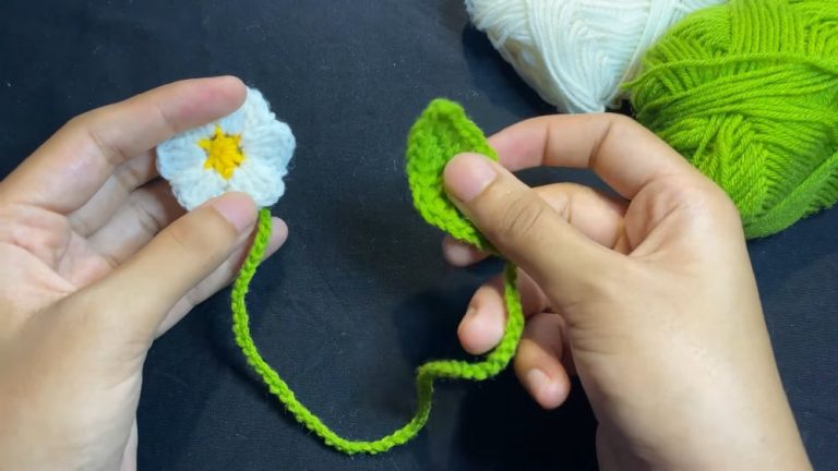 Beginner-Friendly Crochet Daisy Bookmark Pattern step 5