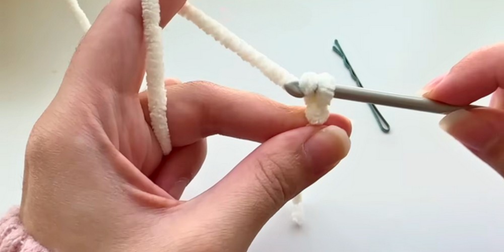 Crochet Bunny Holding Heart step 1