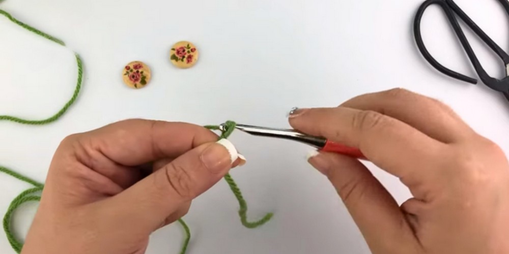 Crochet Cup Cozy step 1