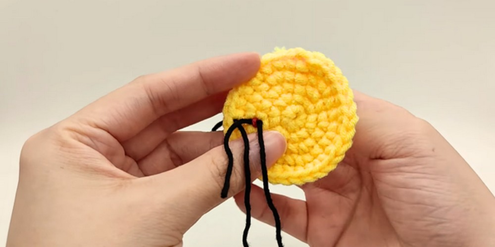 Crochet Emoji Keychain step 4