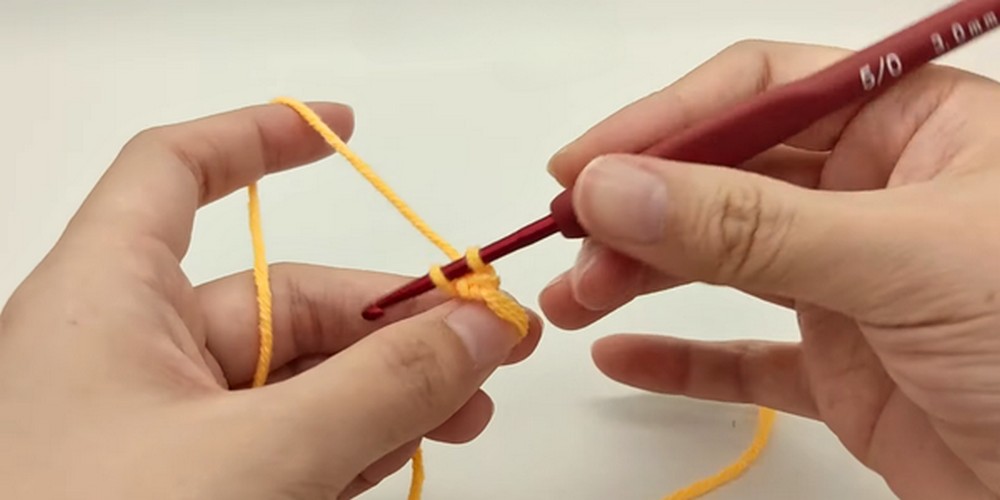 Crochet Fried Egg Keychain step 1