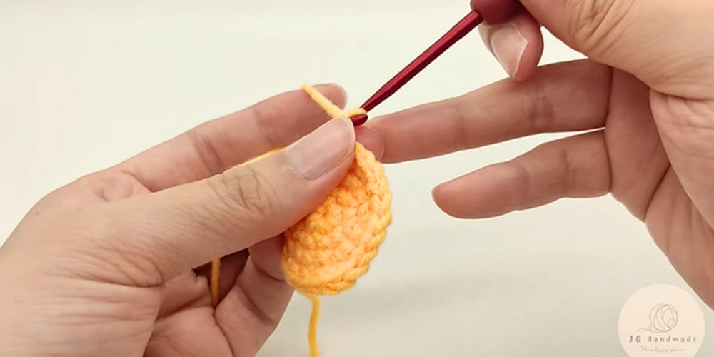 Crochet Fried Egg Keychain step 3