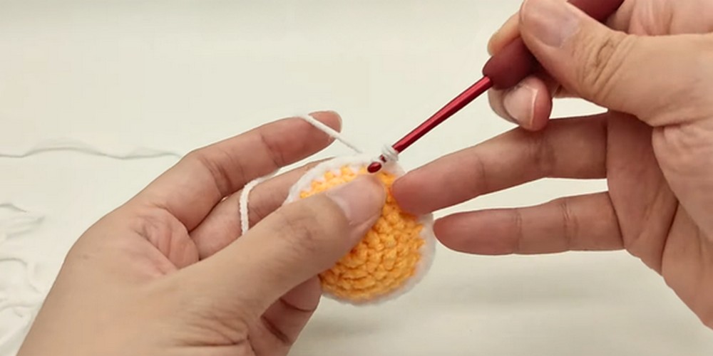 Crochet Fried Egg Keychain step 4