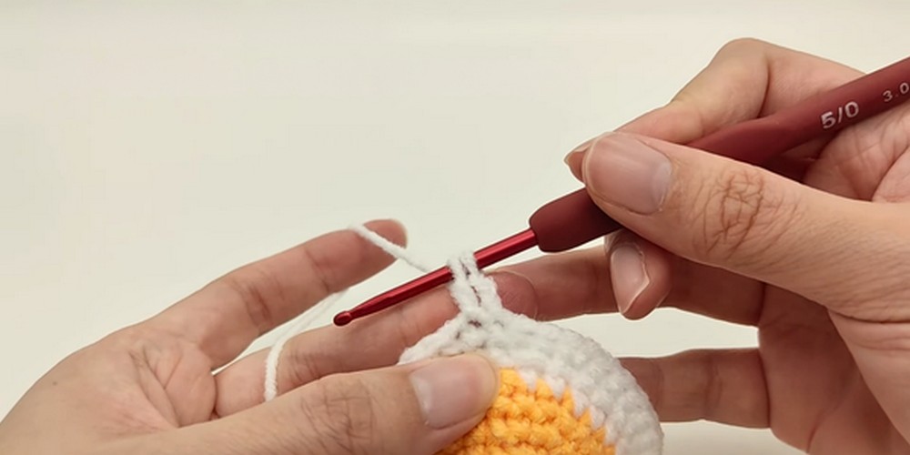 Crochet Fried Egg Keychain step 5