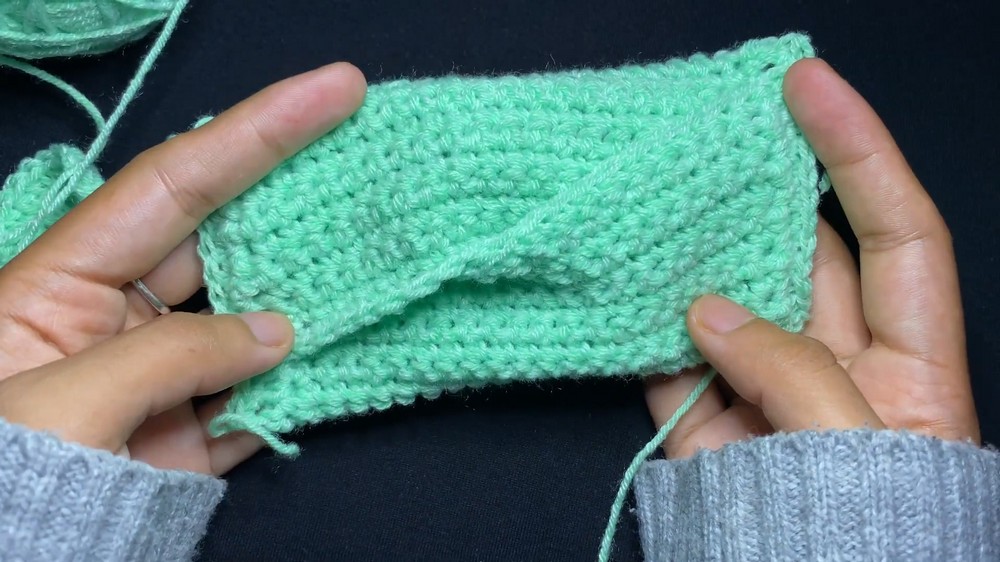 Crochet Frog Tissue Pouch step 5