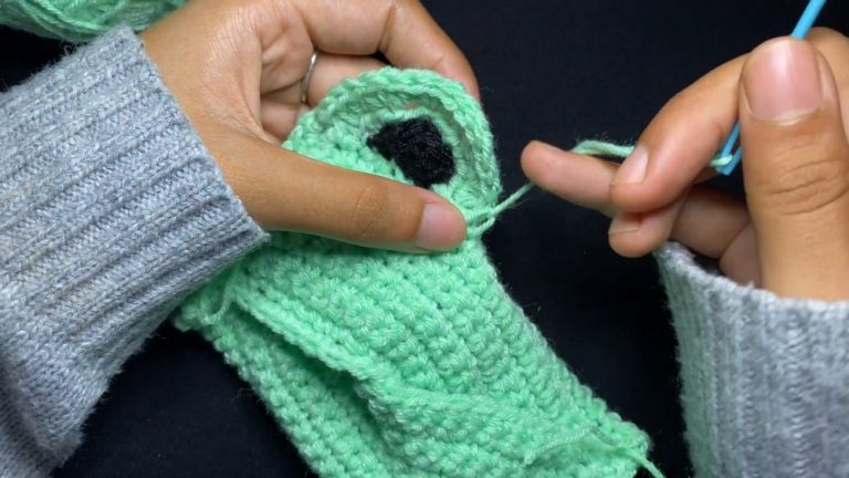 Crochet Frog Tissue Pouch step 6