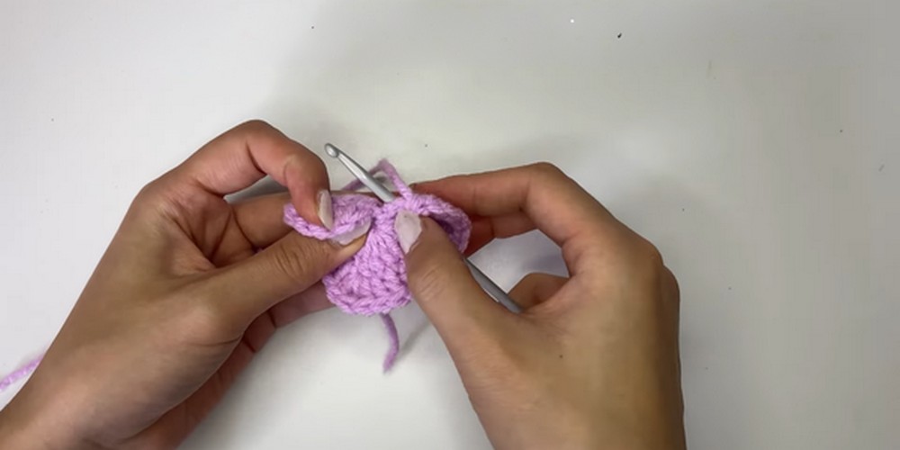 Crochet Heart Trinket Tray step 2