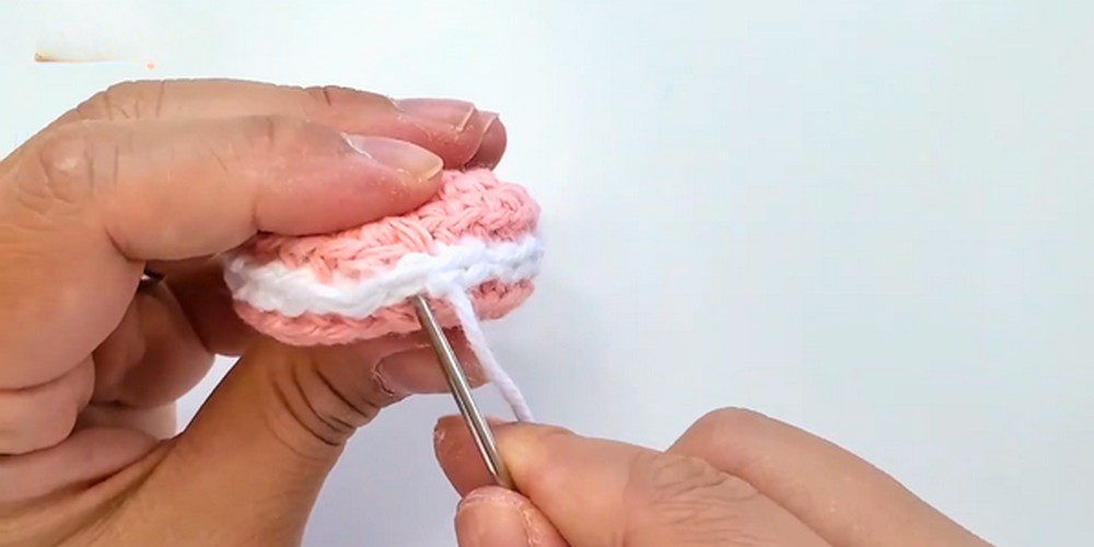 Crochet Macaron Amigurumi step 4