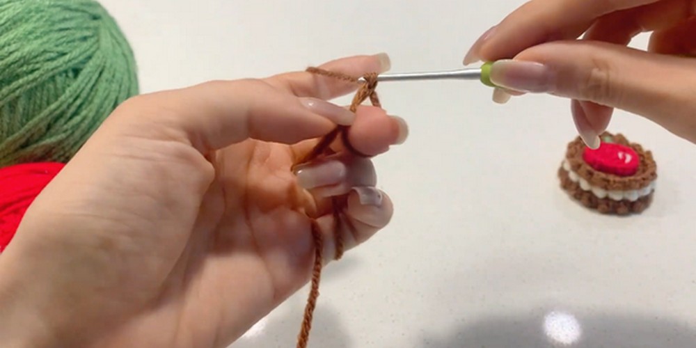 Crochet Mini Apple Cookie step 1