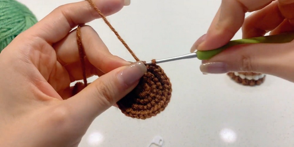 Crochet Mini Apple Cookie step 2