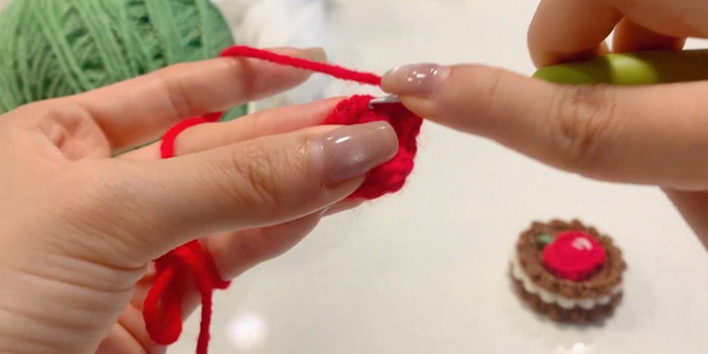 Crochet Mini Apple Cookie step 4
