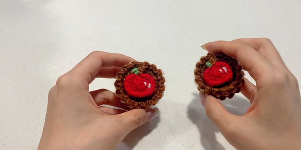Crochet Mini Apple Cookie step 6