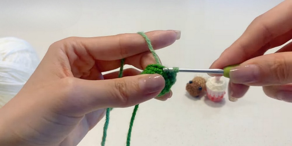 Crochet Mini Milk Tea Keychain step 3