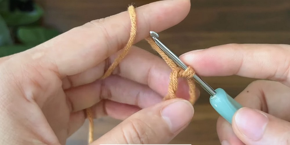 Crochet Mini Tulip Pot step 1