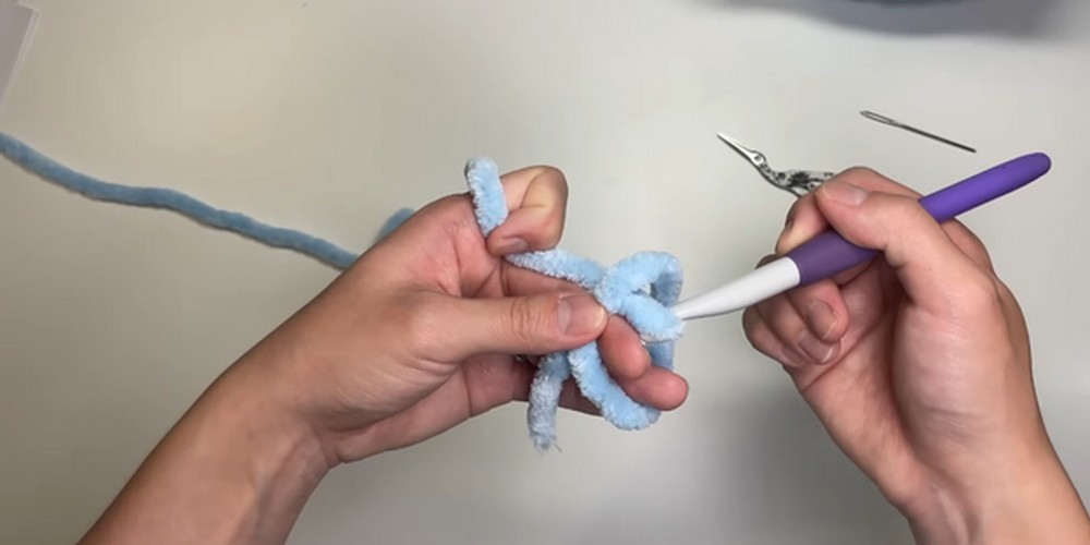 Crochet Pudgy Penguin step 1