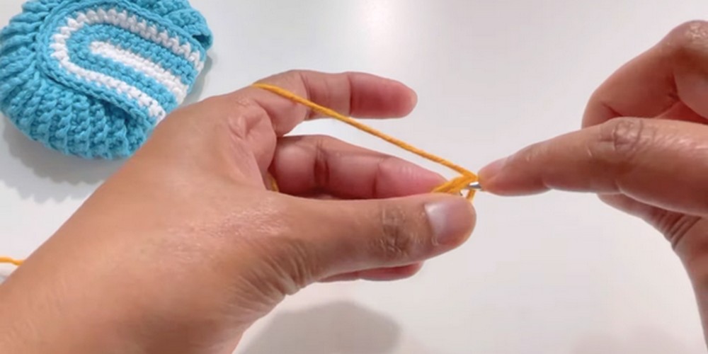 Small Crochet Round Pouch step 1