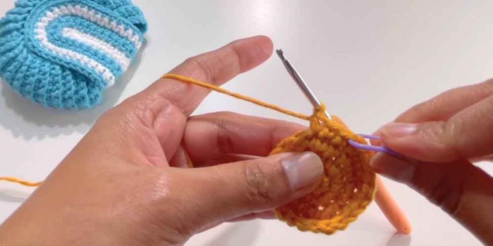 Small Crochet Round Pouch step 2