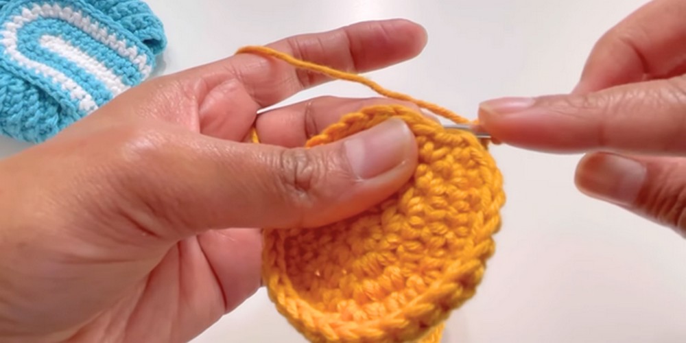 Small Crochet Round Pouch step 3