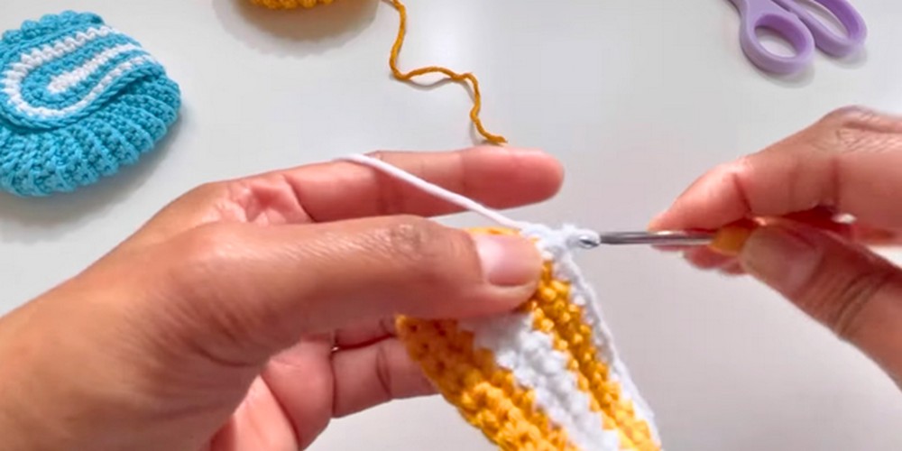Small Crochet Round Pouch step 5