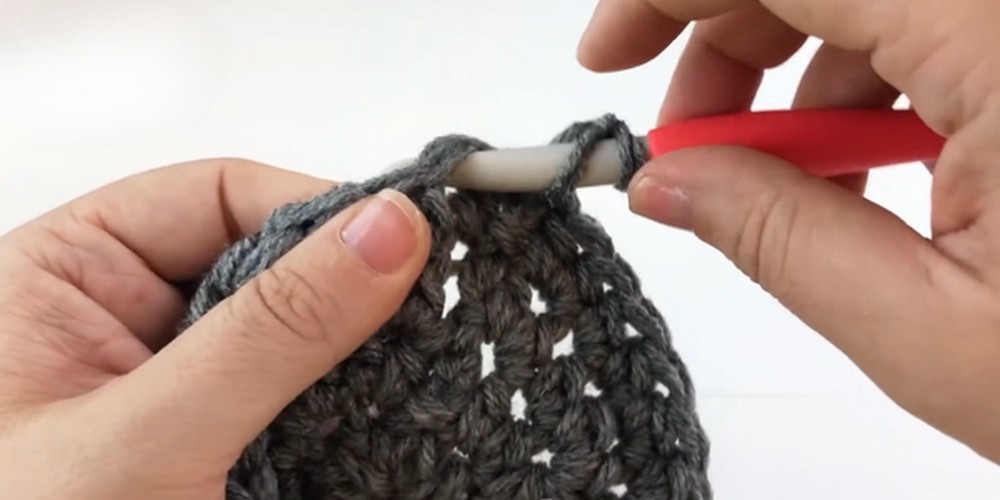 Thick Crochet Bowl Cozy step 4