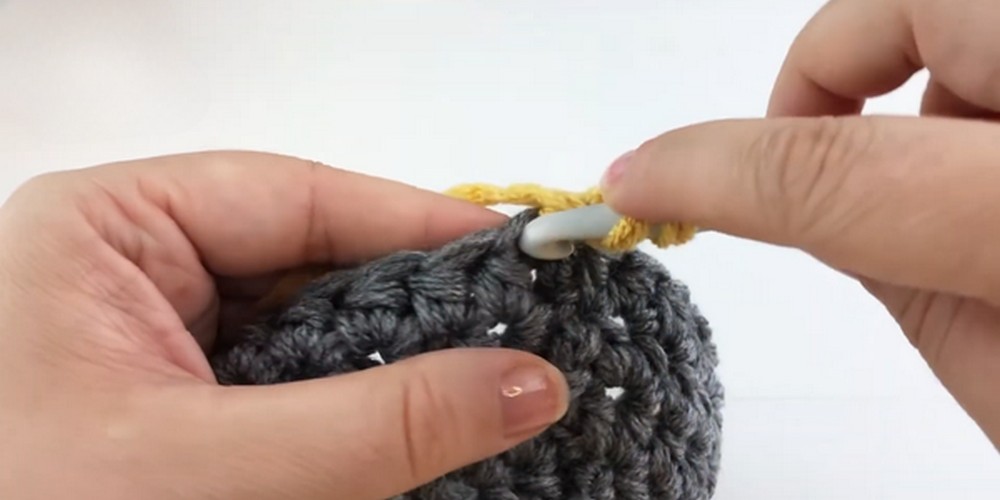 Thick Crochet Bowl Cozy step 5