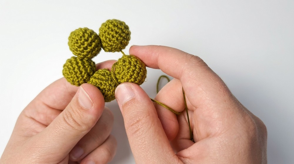 Crochet Flower Keychain Pattern For Mother’s Day Gifts 6