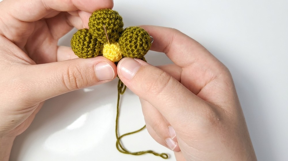 Crochet Flower Keychain Pattern For Mother’s Day Gifts 7