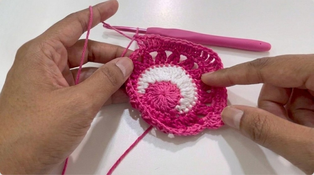 Crochet - Sun & Moon Granny Square Mini Pouch - Very Easy Pattern 7