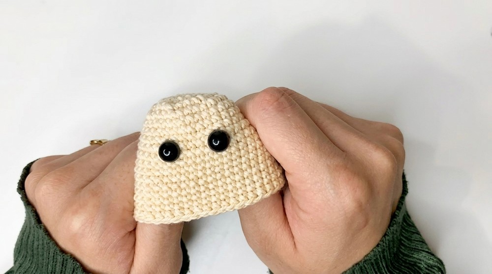 Cutest Crochet Chicken With Heart Balloon Pattern 4