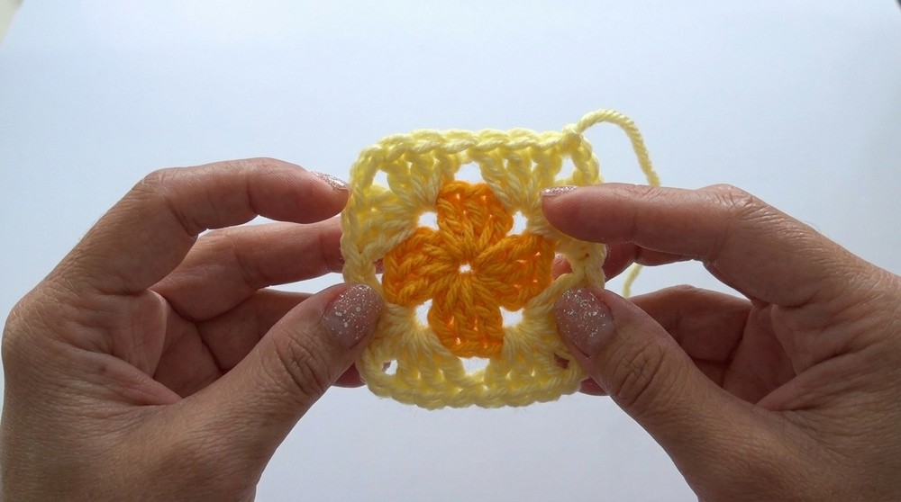 Vibrant Crochet Granny Square Cowl Pattern 4