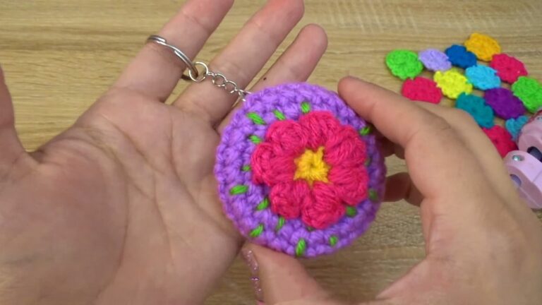 Free Crochet Flower Mirror Keychain Pattern to Style Your Accessories
