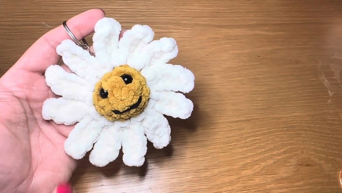 Breezy Crochet Daisy Flower Keychain Pattern