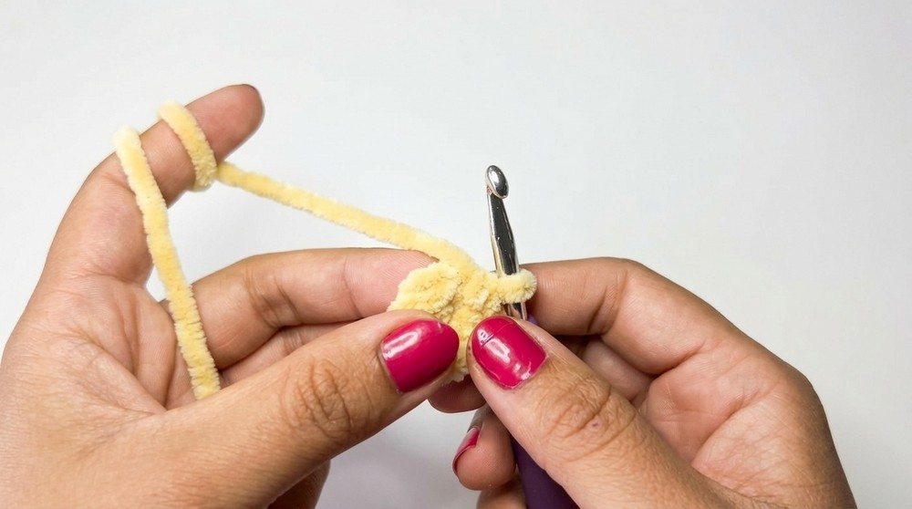 Breezy Crochet Daisy Flower Keychain Pattern 3