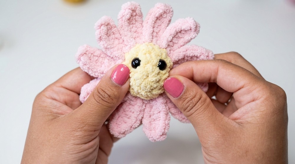 Breezy Crochet Daisy Flower Keychain Pattern 6