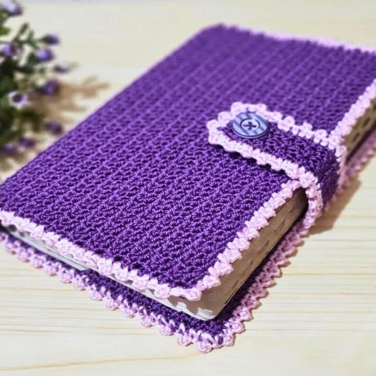 Chic Crochet Book Cover Pattern for Literary Fashion