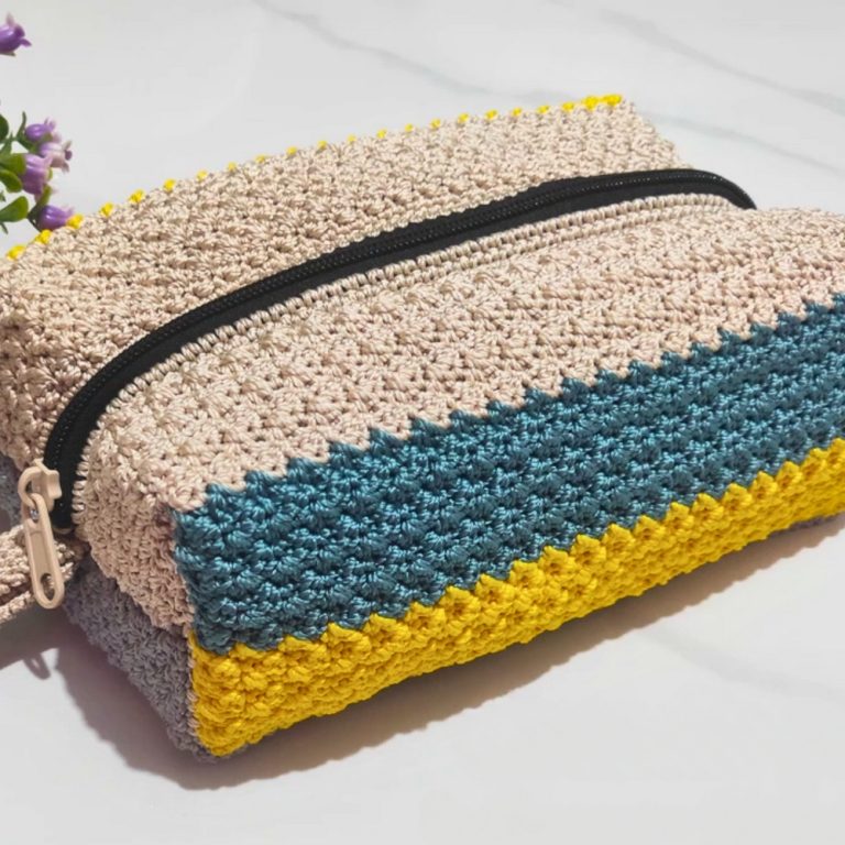 Elegant Crochet Cosmetic Purse Pattern for Chic Style