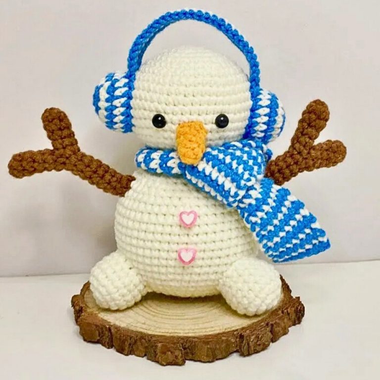 Lovely Crochet Snowman for Gifts That Spark Joy