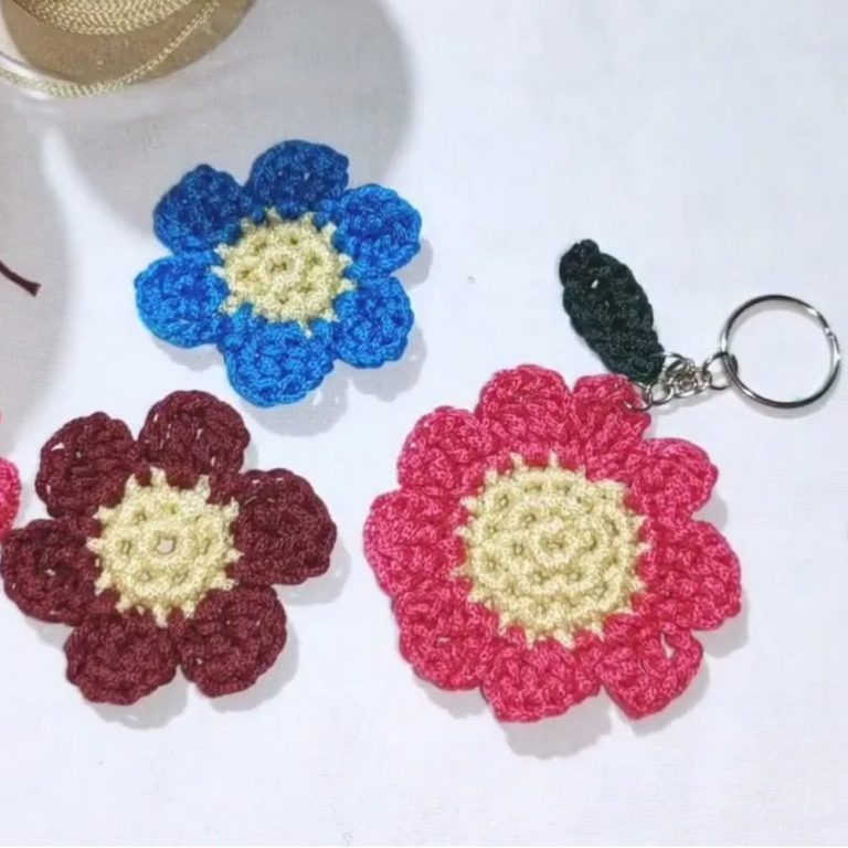 Minimalist Crochet Flower Keychain for Everyday Elegance