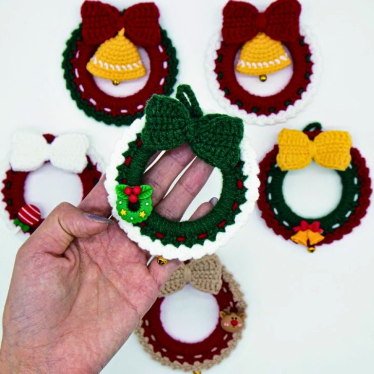 Stylish Crochet Christmas Wreath for Creative Home Decor