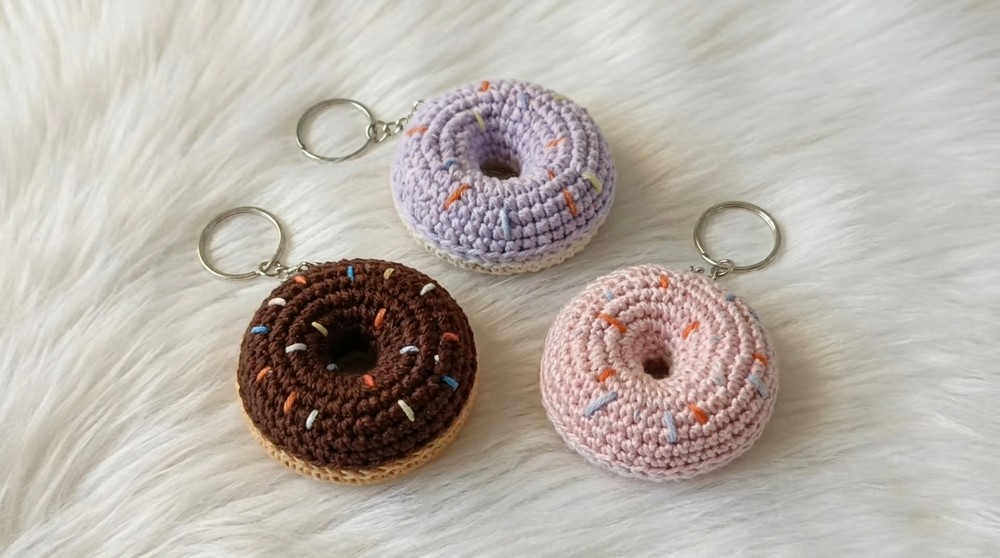 Crochet a Donut Keychain Pattern for Playful Bag or Key Decor