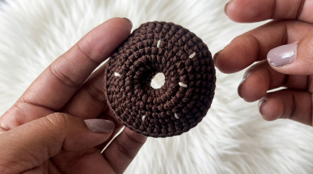 Crochet a Donut Keychain Pattern for Playful Bag or Key Decor