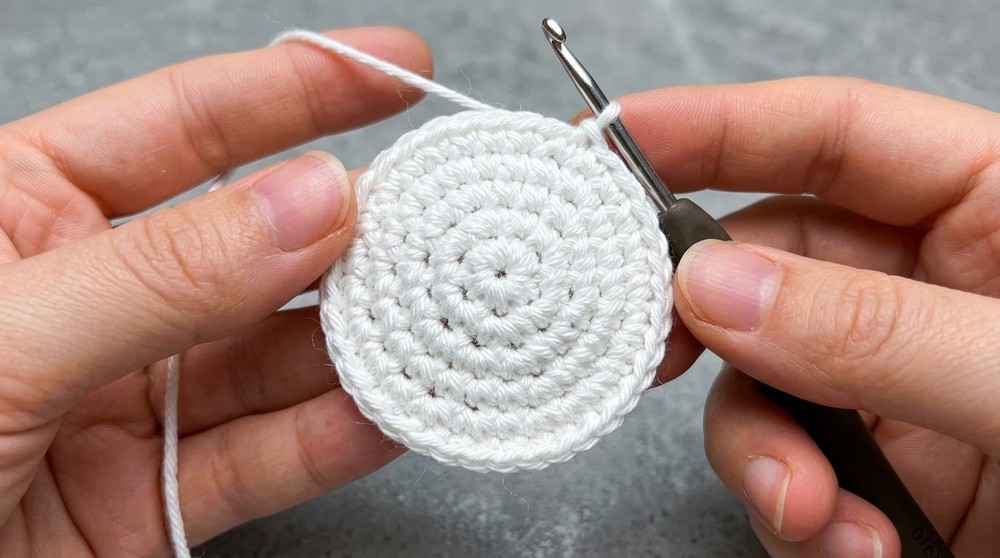 How to Crochet Ghost Keychain Pattern for Trendy Everyday Style